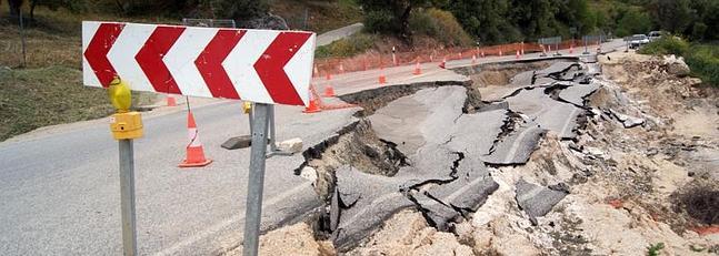 Un hundimiento obliga a cortar la carretera de Gaucín a Algeciras en un sentido